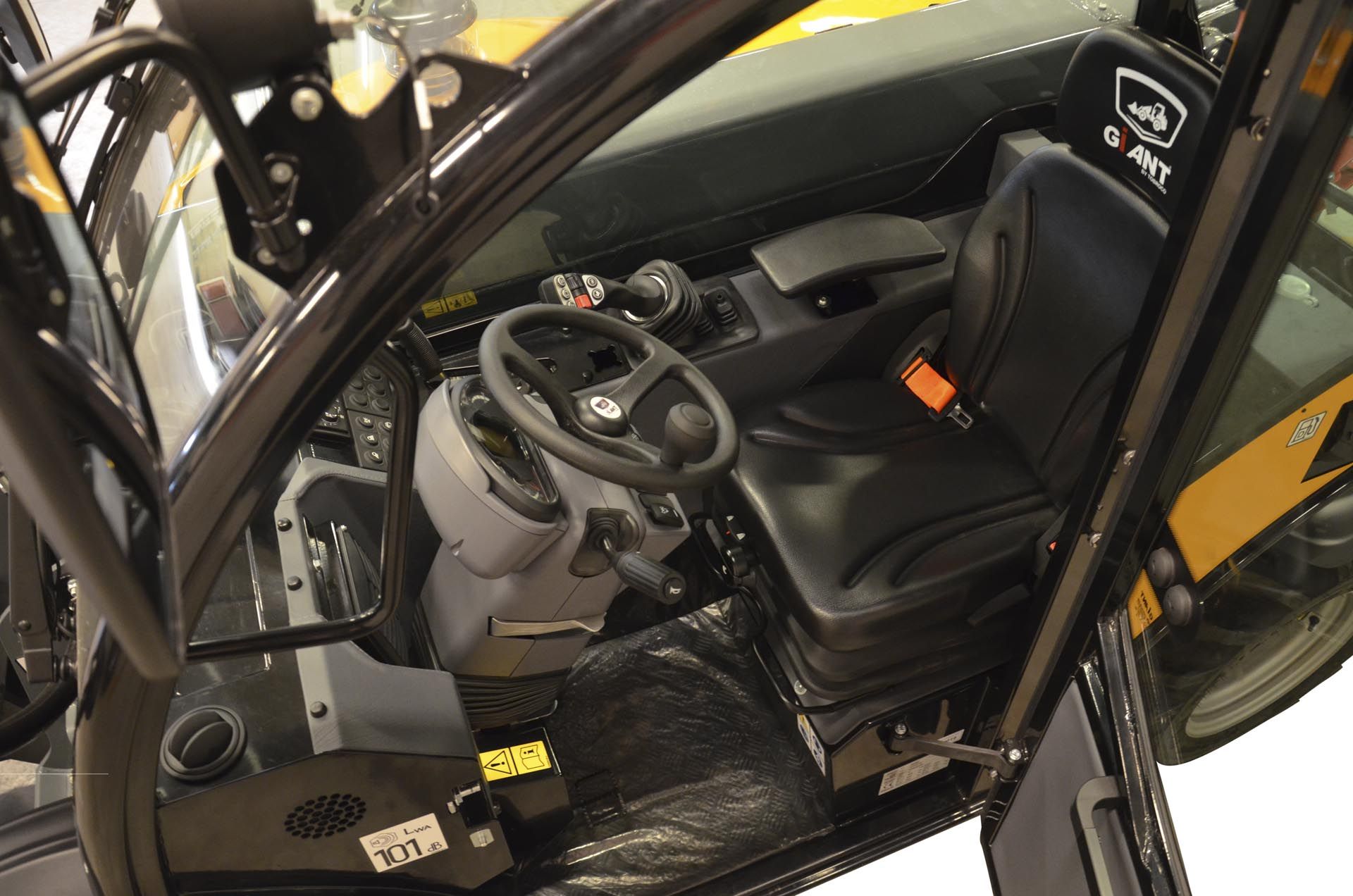 Teleskopický nakladač GIANT GT5048 – Obrázok 4