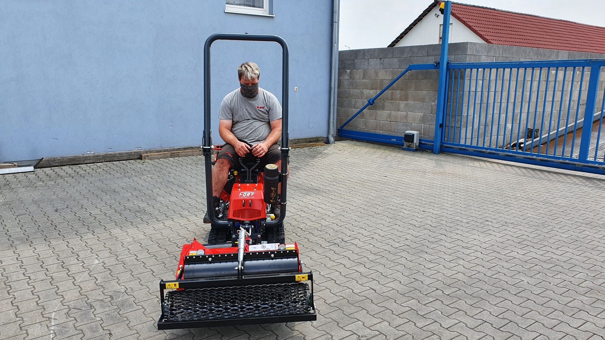 Traktor Fort Vision + travny rekultivator 75 cm – Obrázok 3