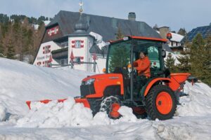 Traktor Kubota B2261-zimný set(radlica,rozmetadlo)